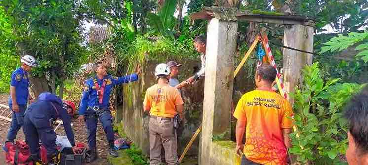 Petugas Pemadam Kebakaran Mengevakuasi Jenazah Nenek Wasingah 76 tahun dari Dalam Sumur di Kelurahan Wlingi, Kecamatan Wlingi, Kabupaten Blitar
