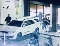 Koper Hitam Gegerkan Pengunjung Cafe di Area SPBU Arteri Porong Sidoarjo Koper Hitam Gegerkan Pengunjung Cafe di Area SPBU Arteri Porong Sidoarjo