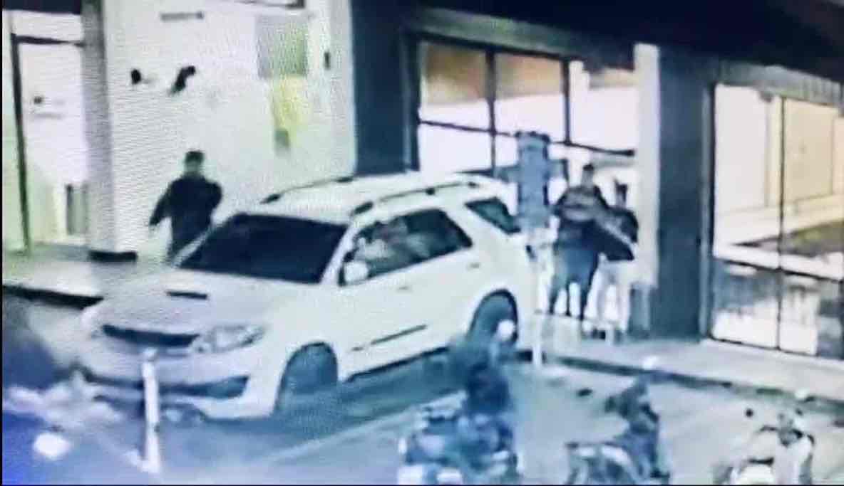 Koper Hitam Gegerkan Pengunjung Cafe di Area SPBU Arteri Porong Sidoarjo Tangkapan Layar CCTV Ketiga Warga Menaruh Koper Hitam
