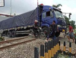 Ada Truk Tersangkut Rel Kereta Api di Sidoarjo, 4 KA Berhenti Ada Truk Tersangkut Rel Kereta Api di Sidoarjo, 4 KA Berhenti