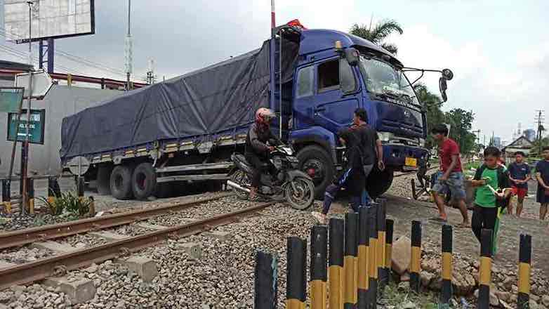 Ada Truk Tersangkut Rel Kereta Api di Sidoarjo, 4 KA Berhenti Truk Bermuatan BBM Tersangkut di Perlintasan Rel Kereta Api di Jalan Kolonel Sugiono, Desa Kureksari, Kecamatan Waru, Sidoarjo