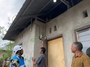 Warga Mengisi Token Listrik