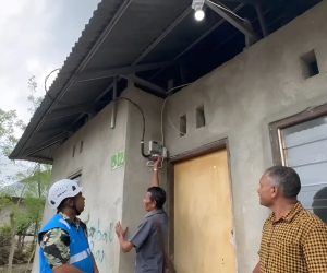 Warga Mengisi Token Listrik