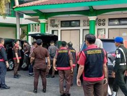 Kejari Kabupaten Blitar Geledah Kantor Kontraktor Penggarap Proyek Dam Kali Bentak Senilai Rp 4,9 Miliar Kejari Kabupaten Blitar Geledah Kantor Kontraktor Penggarap Proyek Dam Kali Bentak Senilai Rp 4,9 Miliar