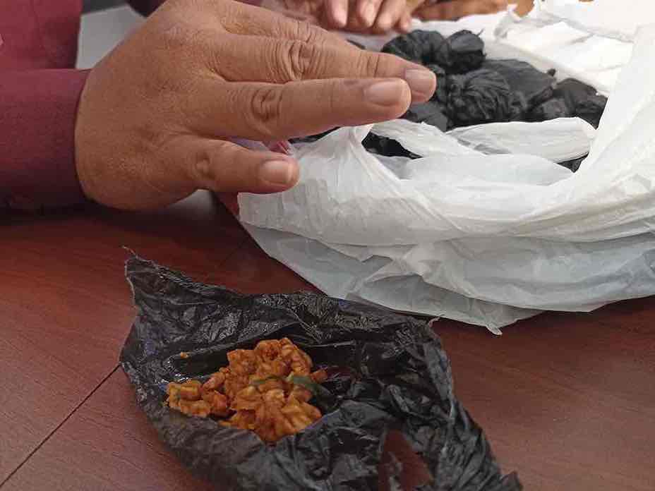 Petugas Lapas Blitar Gagalkan Kering Tempe Bumbu Dobel L Kering Tempe bercampur pil Dobel L yang Hendak Diselundupkan oleh Pengunjung ke Lapas Kelas II B Blitar