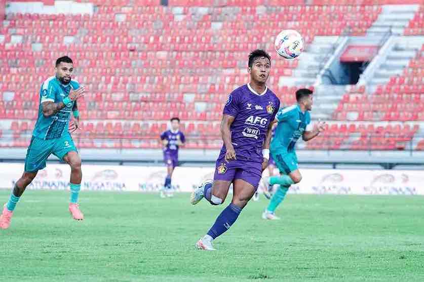M Khanafi Pemain Persik Kediri Mencetak Gol pada Menit 52 saat Melawan Tuan Rumah PSBS Biak