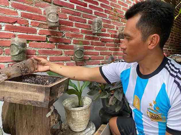 Budidaya Madu Klanceng, Kampung Bonares Kota Blitar Kebanjiran Wisatawan Hisap Madu Langsung dari Koloninya Nastain (41) Ketua RT 03 RW 01 Kampung Bonares Kelurahan Kepanjenlor, Kecamatan Kepanjenkidul, Kota Blitar