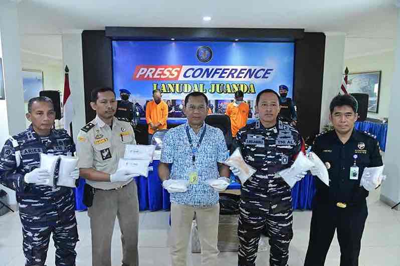 3 Orang Dibekuk saat Hendak Seludupkan Benih Lopster Senilai Rp 9 Miliar Lewat Bandara Juanda Petugas Gabungan Menggagalkan Upaya Penyelundupan Benih Lopster Senilai Rp9 Miliar Melalui Bandara Juanda