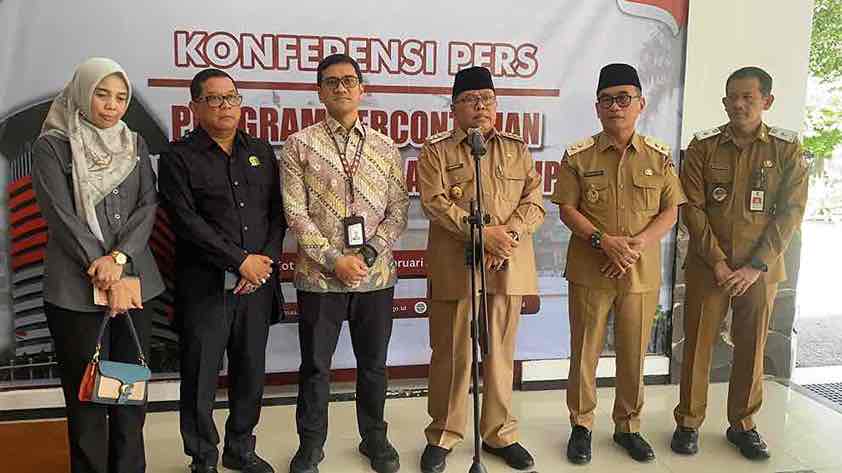 KPK Jadikan Pemerintah Kota Blitar Calon Percontohan Anti Korupsi, Asalkan Penuhi Kriteria ini Plh Direktur Pembinaan Peran Serta Masyarakat KPK RI, Ariz Dedy Arham bersama Walikota Blitar Drs H Santoso, MPd dan Wakil Walikota Blitar Tjutjuk Sunario