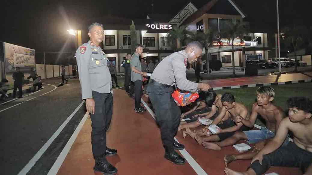 Konvoi Mengganggu Penggula Jalan, Puluhan Pemuda Diduga Oknum Perguruan Silat Diamankan Polisi Polisi Mengamankan Puluhan Pemuda Diduga Oknum Perguruan Silat di Mapolres Blitar