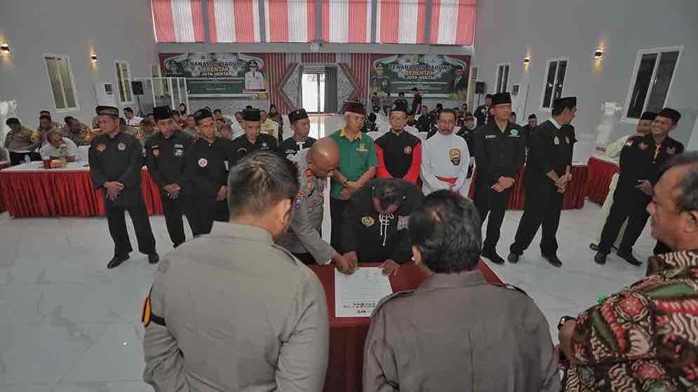 Polres Blitar dan Forkopimda Bersama Perguruan Silat Blitar Raya Tandatangani Deklarasi Damai Polres Blitar Bersama Forkopimda dan Seluruh Perguruan Silat Tandatangani Deklarasi Damai