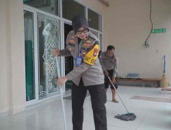 Anggota Polres Blitar Kerja Bakti Bersihkan Masjid Sambut Bulan Suci Ramadhan 1446 H di Masjid As-Salam Wlingi Anggota Polres Blitar Kerja Bakti Bersihkan Masjid Sambut Bulan Suci Ramadhan 1446 H di Masjid As-Salam Wlingi
