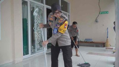 Polres Blitar Bersih-bersih Masjid Menjelang Bulan Suci Ramadhan di Masjid As-Salam Kecamatan Wlingi, Kabupaten Blitar