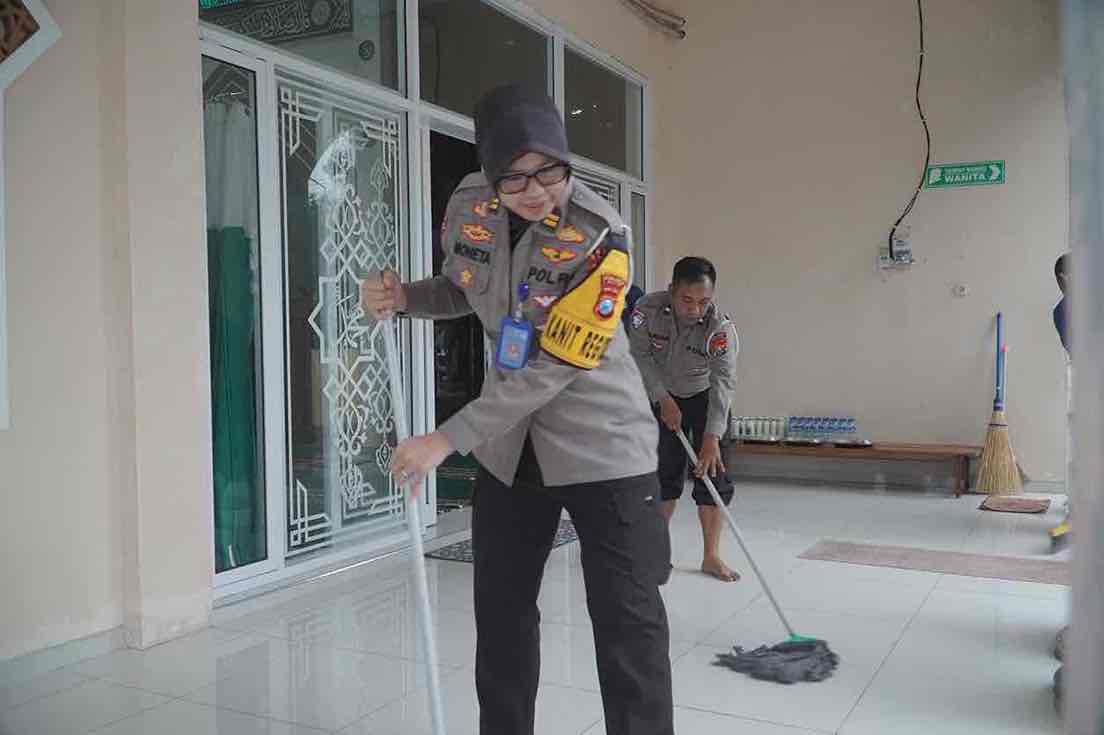 Anggota Polres Blitar Kerja Bakti Bersihkan Masjid Sambut Bulan Suci Ramadhan 1446 H di Masjid As-Salam Wlingi Polres Blitar Bersih-bersih Masjid Menjelang Bulan Suci Ramadhan di Masjid As-Salam Kecamatan Wlingi, Kabupaten Blitar