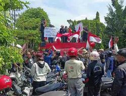 Ratusan Warga Demo di Kejari, Tuntut Tuntaskan Dugaan Kasus PTSL Ratusan Warga Demo di Kejari, Tuntut Tuntaskan Dugaan Kasus PTSL