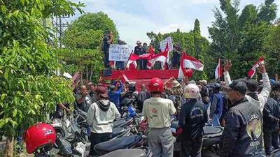 Ratusan Warga dari Laskar Perjuangan Masyarakat Desa Banjarkemantren, dan Solidaritas Masyarakat Peduli Hak Rakyat Unjuk Rasa di Kejari (Sidoarjo) menuntut kasus dugaan pungli PTSL yang dituntaskan.