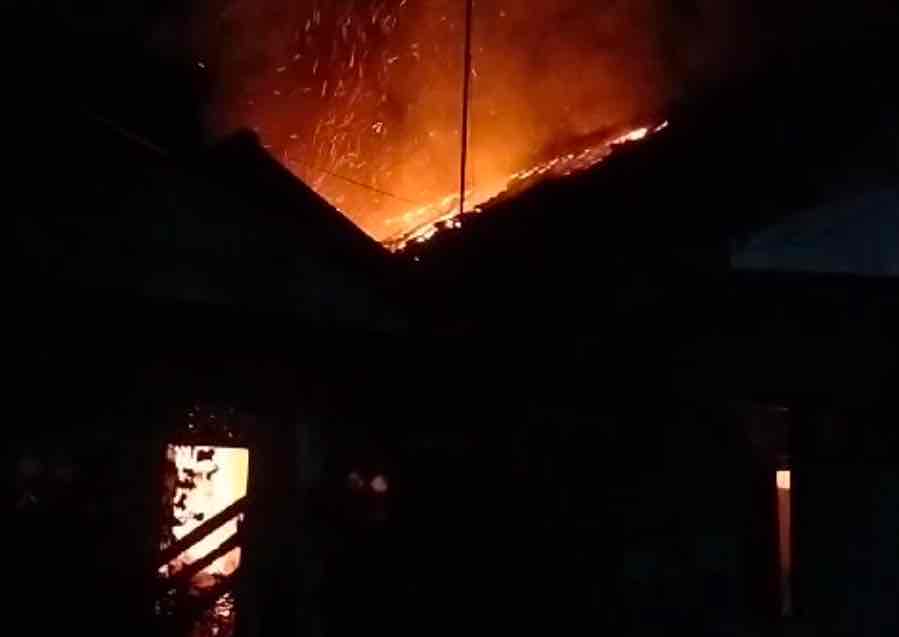 Rumah Guru Terbakar, Uang Tunai Rp 100 Juta Ludes Terbakar Rumah Milik Sugianto (57) Warga Desa Bendowulung, Kecamatan Sanankulon, Kabupaten Blitar Ludes Dilalap Api