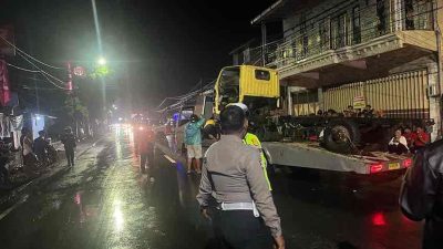 Gagal Mendahului Motor Truk Terguling, Sang Sopir Meninggal Dunia 2 Temannya Luka-Luka Gagal Mendahului Motor Truk Terguling, Sang Sopir Meninggal Dunia 2 Temannya Luka-Luka