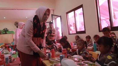 Bhayangkari Jatim Bantu Makan Bergizi Gratis bagi Siswa TK Bhayangkari 45 Sutojayan Blitar