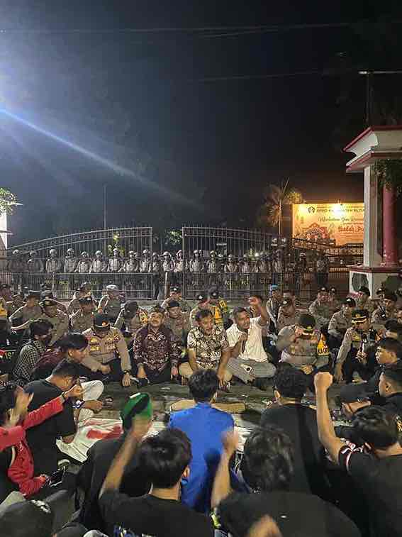 Ismail Namsa anggota DPRD Kabupaten Blitar: Demonstrasi Berarti Masih ada Nalar Kritis Mahasiswa Anggota DPRD Kabupaten Blitar Ismail Namsa Menemui Mahasiswa yang Demonstrasi di Gedung DPRD Kabupaten Blitar