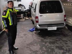 Mobil Carry Terguling di Sidoarjo, Tutup Jalan Raya Waru Mobil Carry Terguling di Sidoarjo, Tutup Jalan Raya Waru