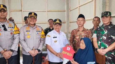 Bupati Blitar, Drs H Rijanto MM Menyerahkan 2 Rumah Hunian Sementara pada Warga yang Rumahnya DIterjang Banjir di Desa Saimbigede, Kecamatan Binangun
