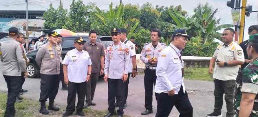 Bupati Blitar Rijanto dan Forkopimda Tinjau Perlintasan Kereta Api Pastikan Aman Bagi Pemudik Bupati Blitar, Rijanto dan Forkopimda Meninjau Perlintasan Kereta Api