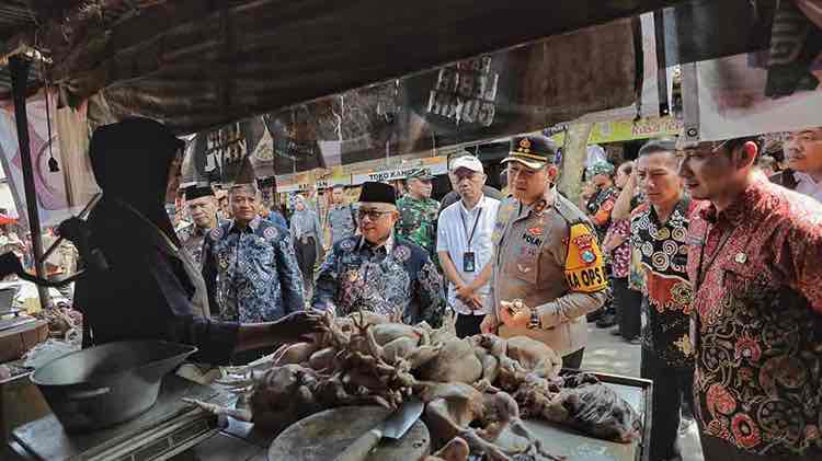 Bupati Blitar Sidak Kebutuhan Pokok, Pastikan Stok Aman saat Lebaran Forkompimda Kabupaten Blitar Sidak Kebutuhan Pokok di Pasar Wlingi