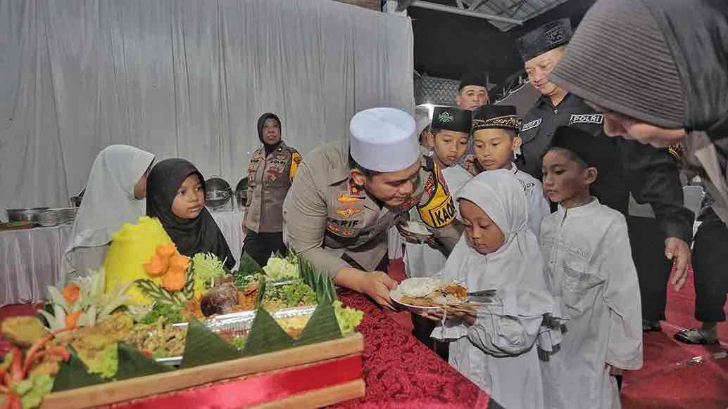 Kapolres Blitar Ajak Anak Yatim Buka Bersama, Indahnya Bulan Suci Ramadhan Kapolres Blitar AKBP Arif Fazlurrahman Buka Puasa Bareng Anak Yatim