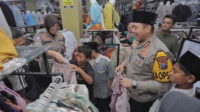 Kapolres Blitar AKBP Arif Fazlurrahman Memberikan Perangkat Sholat Bagi Anak Yatim