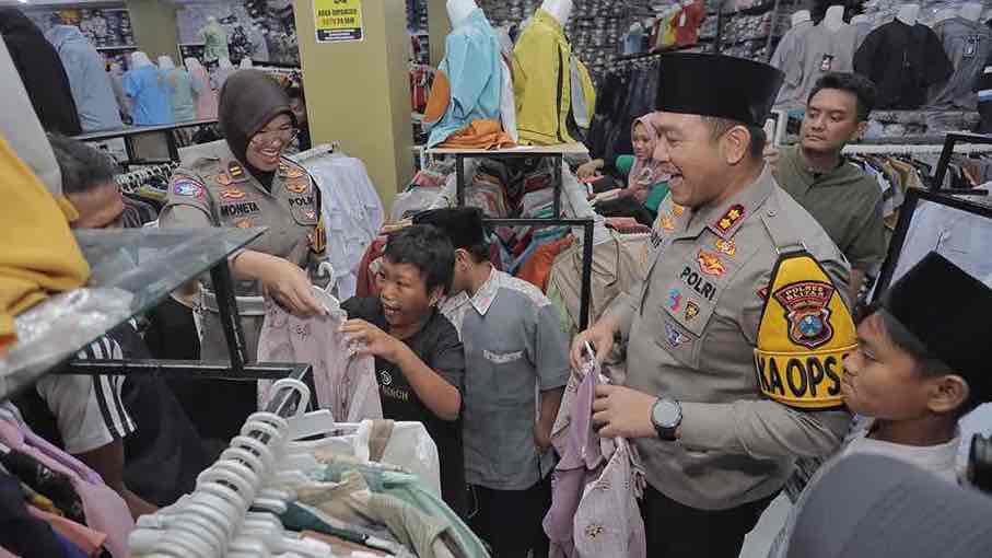 Kapolres Blitar Berikan Tali Asih kepada 75 Anak Anak Yatim Piatu Pondok Ahsanul Aitam Kapolres Blitar AKBP Arif Fazlurrahman Memberikan Perangkat Sholat Bagi Anak Yatim