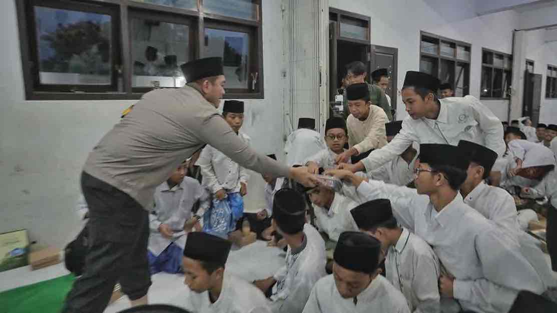 Kapolres Blitar Ajak Buka Puasa Bersama Para Santri Al Falah Kapolres Blitar, AKBP Arif Fazlurrahman mengadakan buka puasa bersama dengan para santri di Pondok Pesantren Al Falah, Desa Jeblog, Kecamatan Talun, Kabupaten Blitar, Jumat(07/03/25)