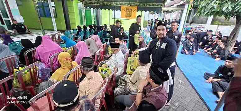Gelar Bukber, PSHT Cabang Kota Kediri Santuni Kaum Dhuafa Keluarga Besar Persaudaraan Setia Hati Terate (PSHT) Rayon Campur Rejo dan Rayon Wilis Ranting Kecamatan Mojoroto Cabang Kota Kediri melaksanakan kegiatan buka bersama serta santunan duafa.