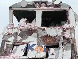 Truk Muatan Pupuk Tertabrak Kereta Api di Kediri 3 Orang Luka, PT KAI Minta Warga Ikut Jaga Perjalanan Kereta Api Truk Muatan Pupuk Tertabrak Kereta Api di Kediri 3 Orang Luka, PT KAI Minta Warga Ikut Jaga Perjalanan Kereta Api