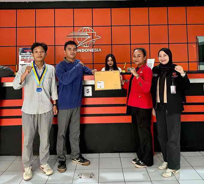 Tidak Percaya DPRD, Mahasiswa di Blitar Pilih Kirimkan Nota Kesepahaman Tolak UU TNI ke DPR RI Mahasiswa Cipayung Kirimkan Nota Kesepahaman Bersama DPRD Kabupaten Blitar ke Jakarta Lewat Kantor Pos