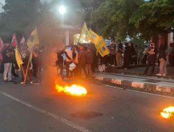 Mahasiswa Terlibat Aksi Saling Dorong dengan Polisi saat Demo Tolak UU TNI di DPRD Kabupaten Blitar Mahasiswa Terlibat Aksi Saling Dorong dengan Polisi saat Demo Tolak UU TNI di DPRD Kabupaten Blitar