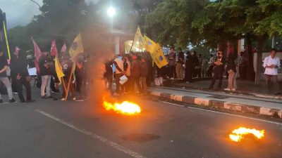 Mahasiswa Terlibat Aksi Saling Dorong dengan Polisi saat Demo Tolak UU TNI di DPRD Kabupaten Blitar