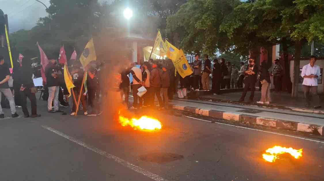 Mahasiswa Terlibat Aksi Saling Dorong dengan Polisi saat Demo Tolak UU TNI di DPRD Kabupaten Blitar Mahasiswa di Blitar Membakar Ban di Depan Kantor DPRD Kabupaten Blitar saat Aksi Unjukrasa Tolak UU TNI