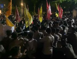 Mahasiswa Terlibat Aksi Saling Dorong dengan Polisi saat Demo Tolak UU TNI di DPRD Kabupaten Blitar Mahasiswa di Blitar Terlibat Aksi Saling Dorong dengan Polisi saat Aksi Unjukrasa di Depan Kantor DPRD Kabupaten Blitar saat Aksi Unjukrasa Tolak UU TNI