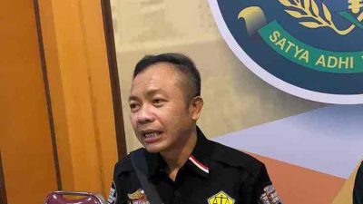 Mantan Wakil Bupati Blitar, Rahmad Santoso saat Memberi Keterangan usai Menjalani Pemeriksaan di Kejari Kabupaten Blitar