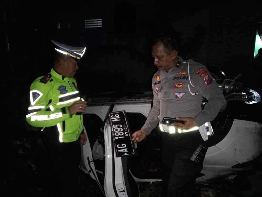 Mobil Mini Bus Tertabrak Kereta api di Blitar, 1 Tewas 1 Luka-Luka Mini Bus Tertabrak Kereta Api di Blitar 1 Penumpang Tewas dan 1 Luka-Luka