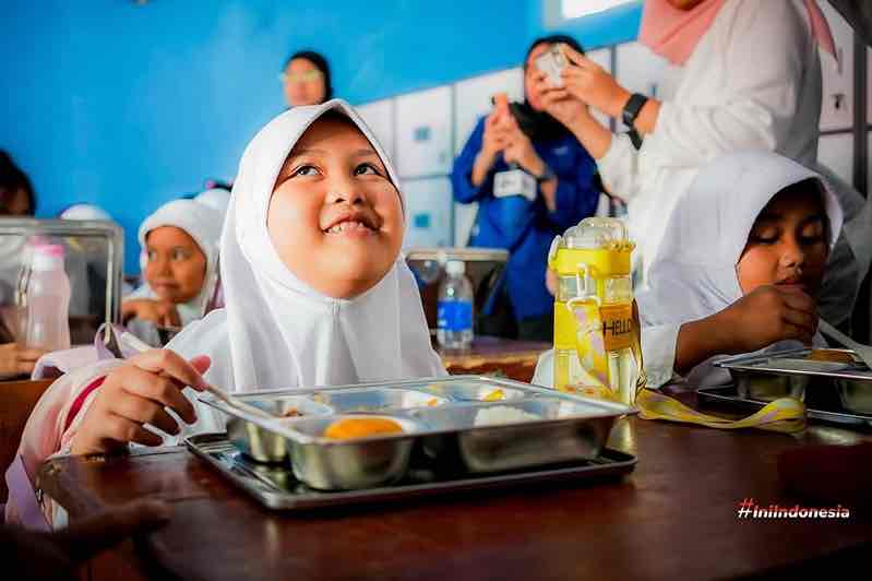 Pelajar Menikmati Makan Bergizi Gratis (ig republikindonesia)