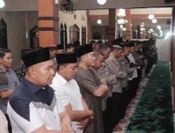 Polres Blitar Gelar Shalat Goib untuk 3 Anggota yang Tewas Tertembak saat Pengrebekan Sabung Ayam di Lampung