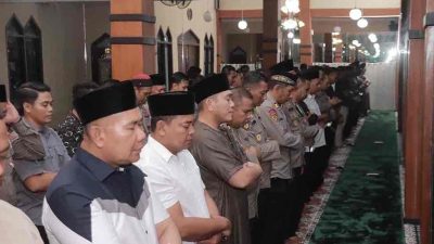 Polres Blitar Gelar Shalat Goib untuk 3 Anggota yang Tewas Tertembak saat Pengrebekan Sabung Ayam di Lampung