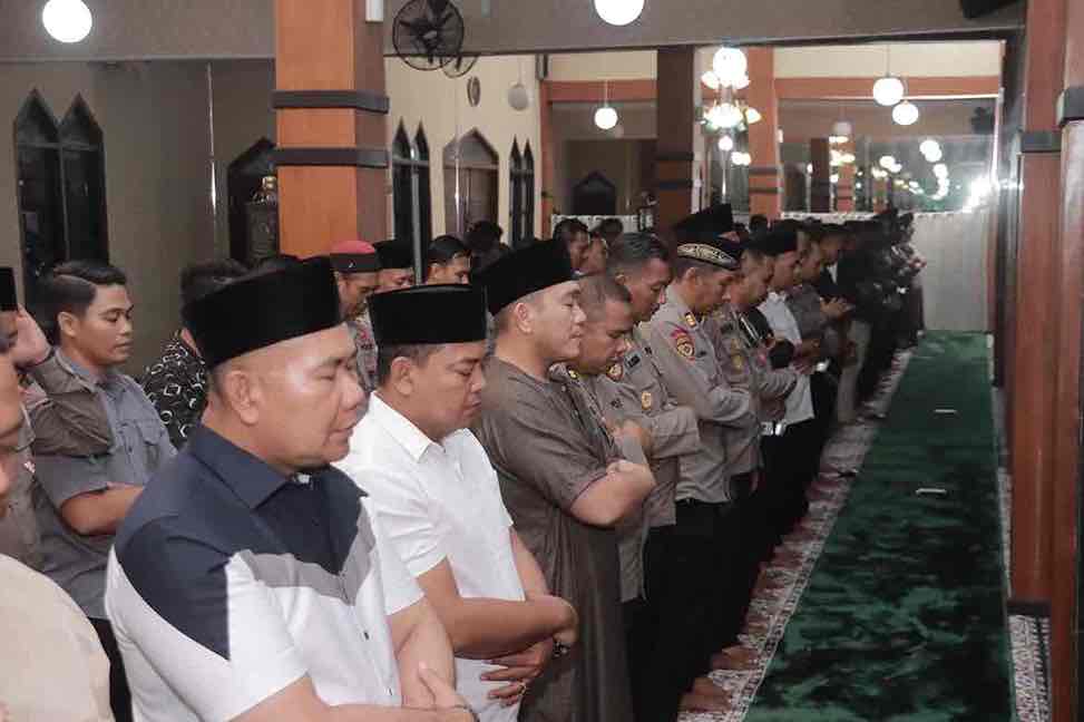 Polres Blitar Gelar Sholat Goib untuk 3 Anggota yang Meninggal Tertembak saat Pengrebekan Sabung Ayam di Lampung
