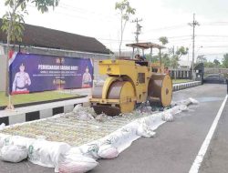 Ribuan Botol Miras Hasil Operasi Pekat Semeru 2025, Hancur Ribuan Botol Miras Hasil Operasi Pekat Semeru 2025, Hancur