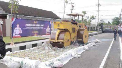 Ribuan Botol Miras Hasil Operasi Pekat Semeru 2025, Hancur Ribuan Botol Miras Hasil Operasi Pekat Semeru 2025, Hancur