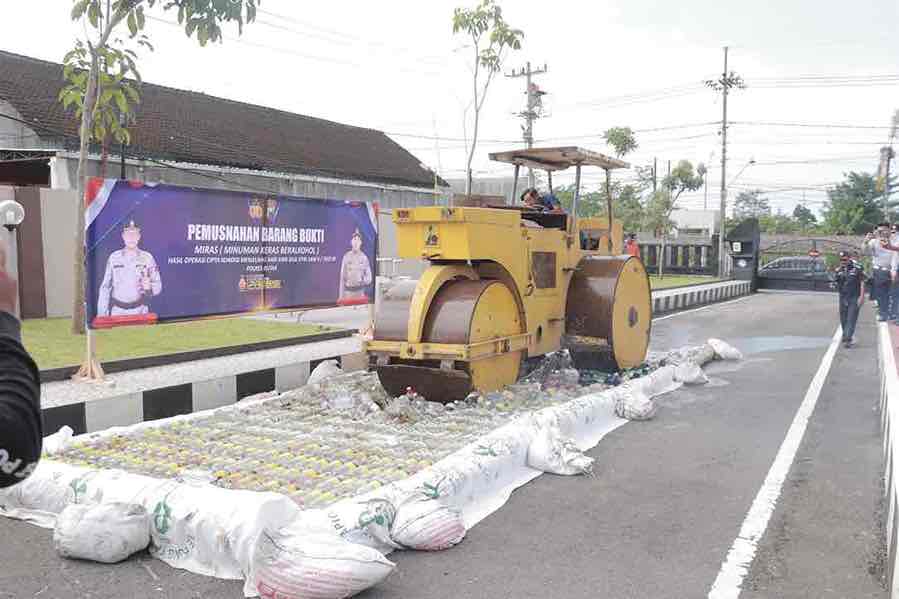Ribuan Botol Miras Hasil Operasi Pekat Semeru 2025, Hancur Polres Blitar Musnahkan Ribuan Botol Miras Hasil Operasi Pekat Semeru 2025