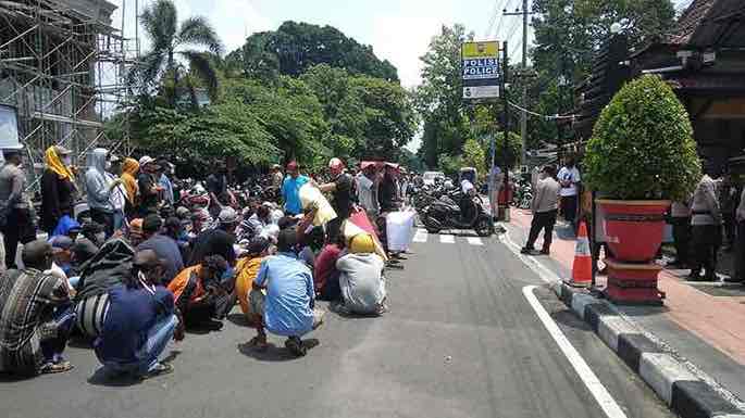 Puluhan Penambang Pasir Mendatangi Mapolres Blitar Kota