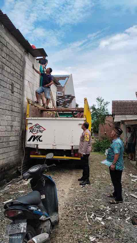 Puting Beliung, 3 Rumah Warga Tambakrejo Rusak Puting Beliung Menerpa Desa Tambakrejo, Kecamatan Wonotirto, Kabupaten Blitar
